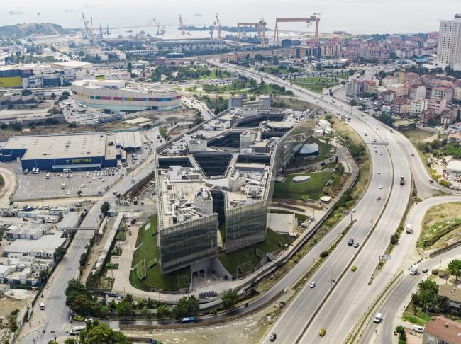 BIM建筑|轻轻“躺”在山丘上的玻璃盒子：加兰蒂银行科技园区 / ERA Architects