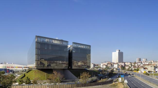 BIM建筑|轻轻“躺”在山丘上的玻璃盒子：加兰蒂银行科技园区 / ERA Architects