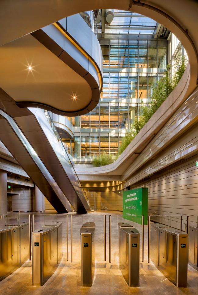 BIM建筑|轻轻“躺”在山丘上的玻璃盒子：加兰蒂银行科技园区 / ERA Architects