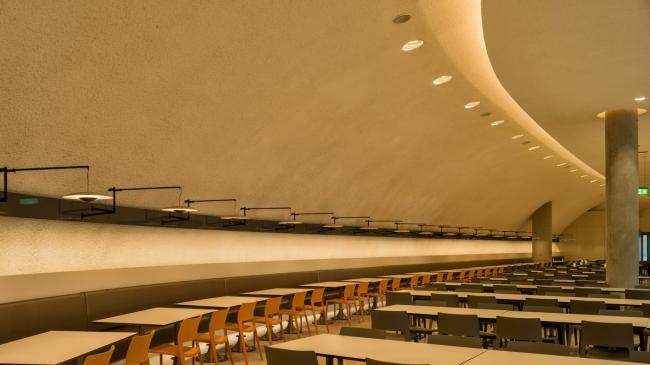 BIM建筑|轻轻“躺”在山丘上的玻璃盒子：加兰蒂银行科技园区 / ERA Architects