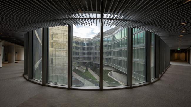 BIM建筑|轻轻“躺”在山丘上的玻璃盒子：加兰蒂银行科技园区 / ERA Architects