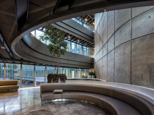 BIM建筑|轻轻“躺”在山丘上的玻璃盒子：加兰蒂银行科技园区 / ERA Architects