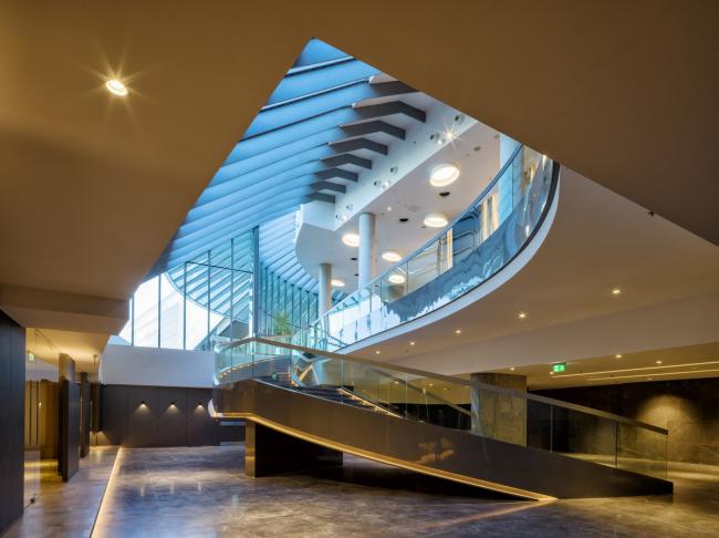 BIM建筑|轻轻“躺”在山丘上的玻璃盒子：加兰蒂银行科技园区 / ERA Architects