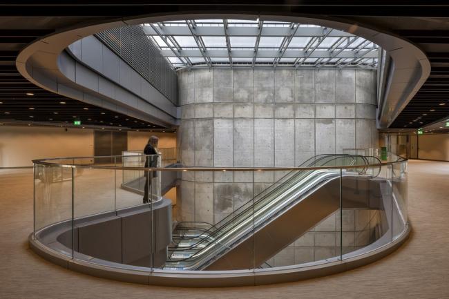 BIM建筑|轻轻“躺”在山丘上的玻璃盒子：加兰蒂银行科技园区 / ERA Architects