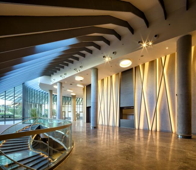 BIM建筑|轻轻“躺”在山丘上的玻璃盒子：加兰蒂银行科技园区 / ERA Architects