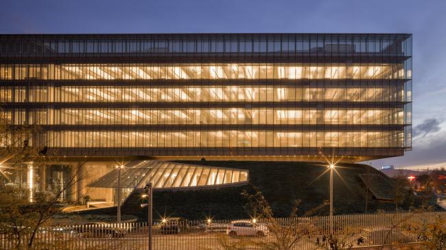 BIM建筑|轻轻“躺”在山丘上的玻璃盒子：加兰蒂银行科技园区 / ERA Architects