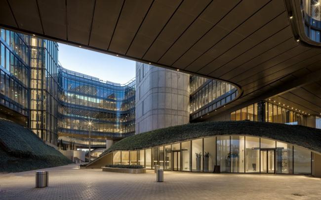 BIM建筑|轻轻“躺”在山丘上的玻璃盒子：加兰蒂银行科技园区 / ERA Architects