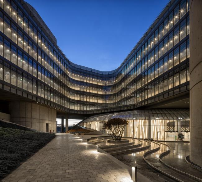 BIM建筑|轻轻“躺”在山丘上的玻璃盒子：加兰蒂银行科技园区 / ERA Architects