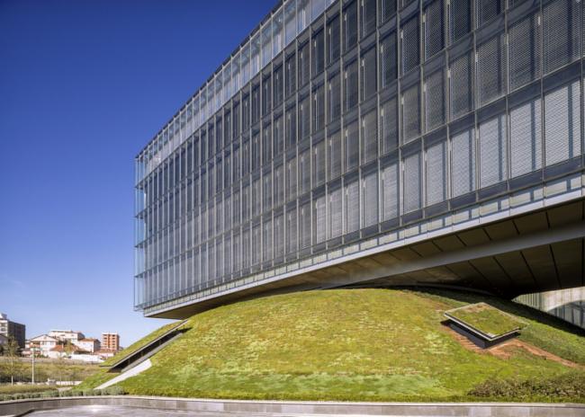 BIM建筑|轻轻“躺”在山丘上的玻璃盒子：加兰蒂银行科技园区 / ERA Architects