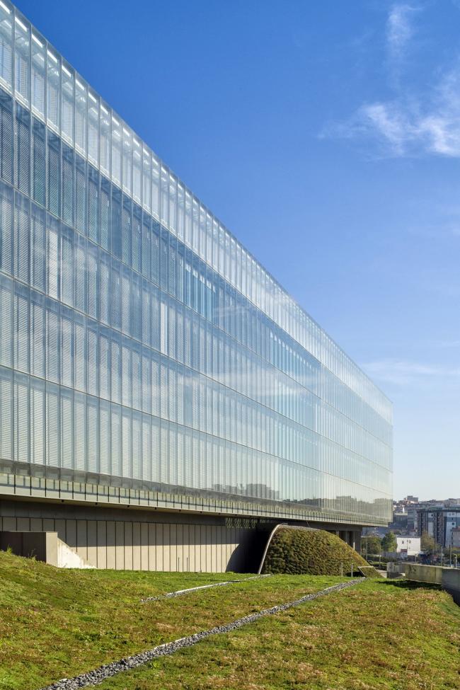 BIM建筑|轻轻“躺”在山丘上的玻璃盒子：加兰蒂银行科技园区 / ERA Architects