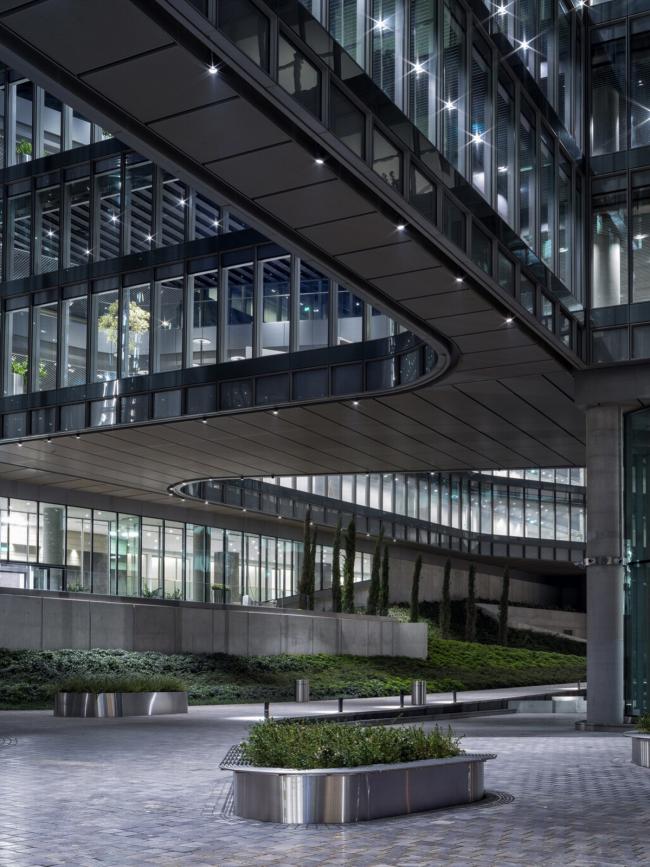 BIM建筑|轻轻“躺”在山丘上的玻璃盒子：加兰蒂银行科技园区 / ERA Architects