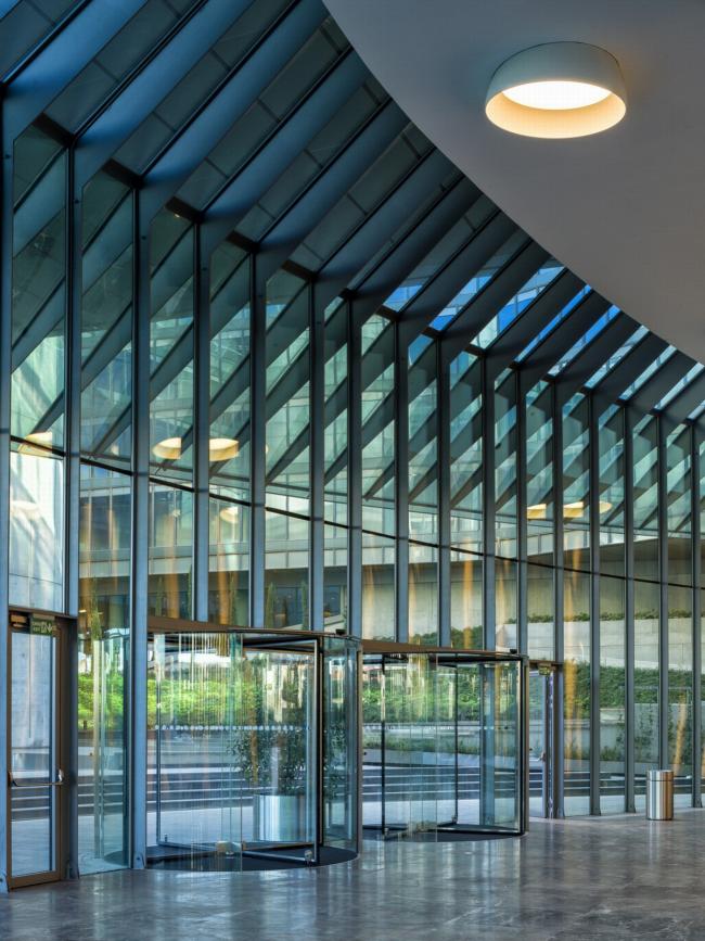 BIM建筑|轻轻“躺”在山丘上的玻璃盒子：加兰蒂银行科技园区 / ERA Architects