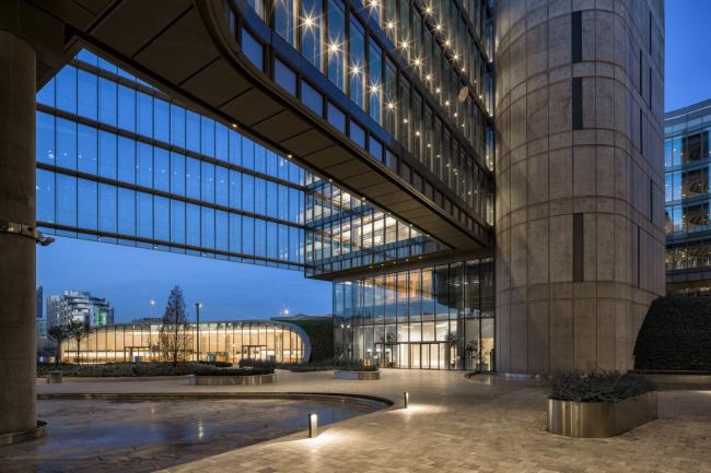 BIM建筑|轻轻“躺”在山丘上的玻璃盒子：加兰蒂银行科技园区 / ERA Architects