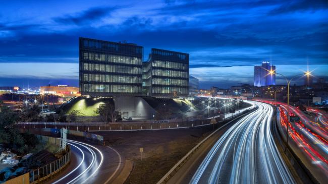 BIM建筑|轻轻“躺”在山丘上的玻璃盒子：加兰蒂银行科技园区 / ERA Architects