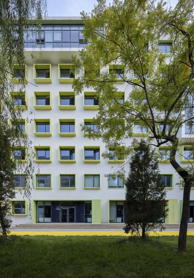 BIM建筑|重讲校园故事——北年夜附中本校及向阳将来黉舍两校园景不雅改革 / Crossboundaries