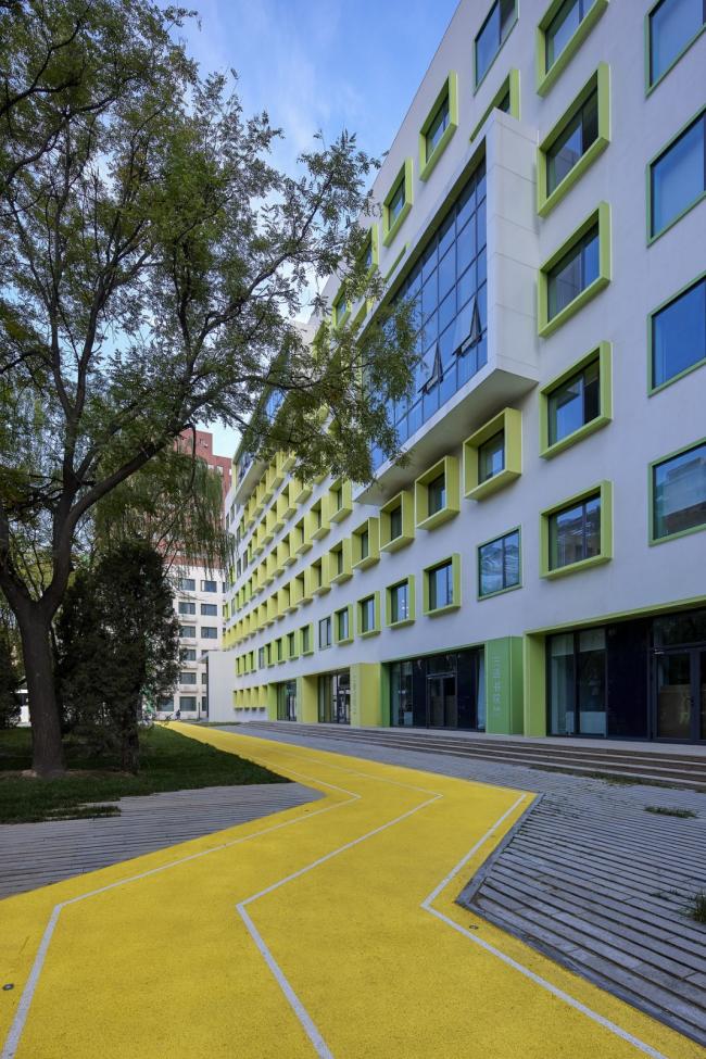 BIM建筑|重讲校园故事——北年夜附中本校及向阳将来黉舍两校园景不雅改革 / Crossboundaries