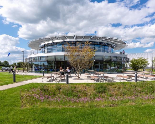 BIM建筑|如企鹅般蜂拥瞭看：戴森工程技巧学院 / WilkinsonEyre