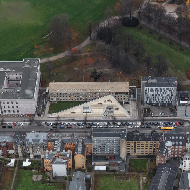 BIM建筑|发展于地面，倾斜直上：丹麦红十字会自愿者之家 / COBE