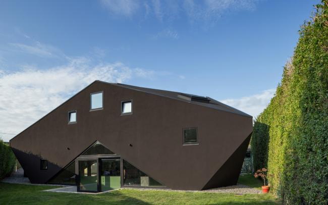 BIM建筑|背对背围绕一体的三角室第／Urban Agency