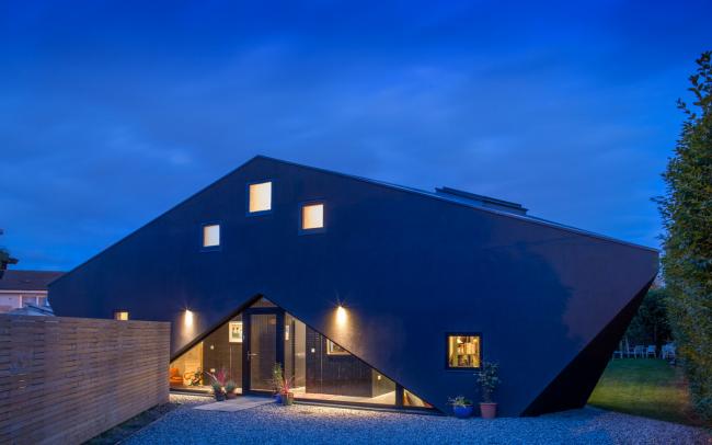 BIM建筑|背对背围绕一体的三角室第／Urban Agency