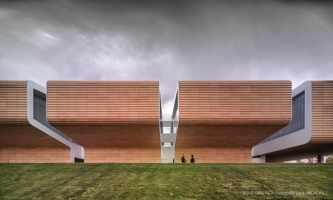 BIM建筑|如小伴侣般整洁排队：教师培训中间 / Ramón Fernández-Alonso