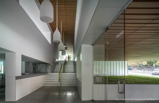 BIM建筑|如小伴侣般整洁排队：教师培训中间 / Ramón Fernández-Alonso