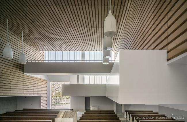 BIM建筑|如小伴侣般整洁排队：教师培训中间 / Ramón Fernández-Alonso