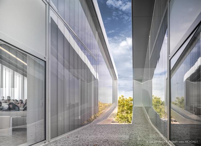 BIM建筑|如小伴侣般整洁排队：教师培训中间 / Ramón Fernández-Alonso