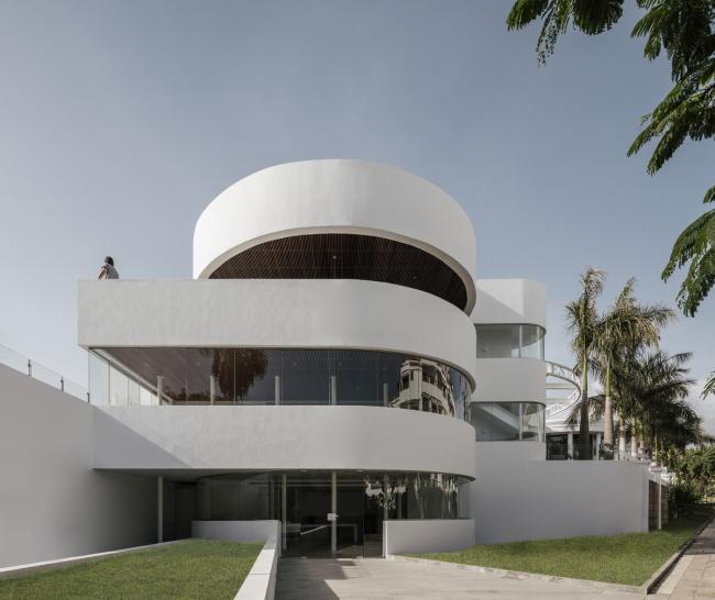 BIM建筑|纯洁线条发明的优雅体量：弗拉明戈俱乐部酒店 / Zooco Estudio