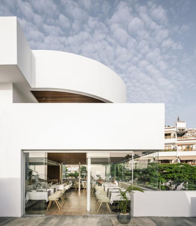 BIM建筑|纯洁线条发明的优雅体量：弗拉明戈俱乐部酒店 / Zooco Estudio