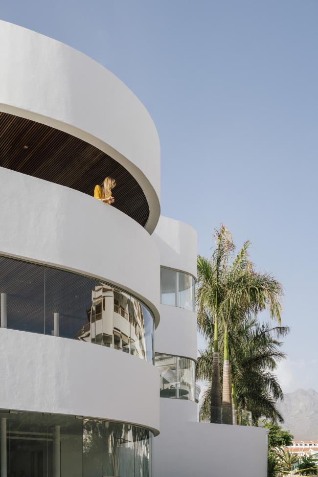 BIM建筑|纯洁线条发明的优雅体量：弗拉明戈俱乐部酒店 / Zooco Estudio