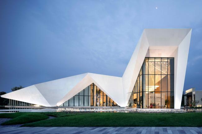 BIM建筑|白鹭点点，群山叠翠：桂林·万达年夜城市滨江示范区 / 基准方中建筑设计