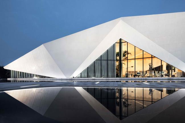 BIM建筑|白鹭点点，群山叠翠：桂林·万达年夜城市滨江示范区 / 基准方中建筑设计