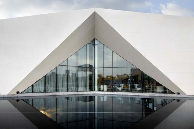 BIM建筑|白鹭点点，群山叠翠：桂林·万达年夜城市滨江示范区 / 基准方中建筑设计