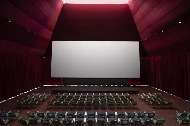 BIM建筑|源于“星球年夜战”和“银翼杀手”的灵感：莫斯科高尔基公园车库影院 / SYNDICATE Architects