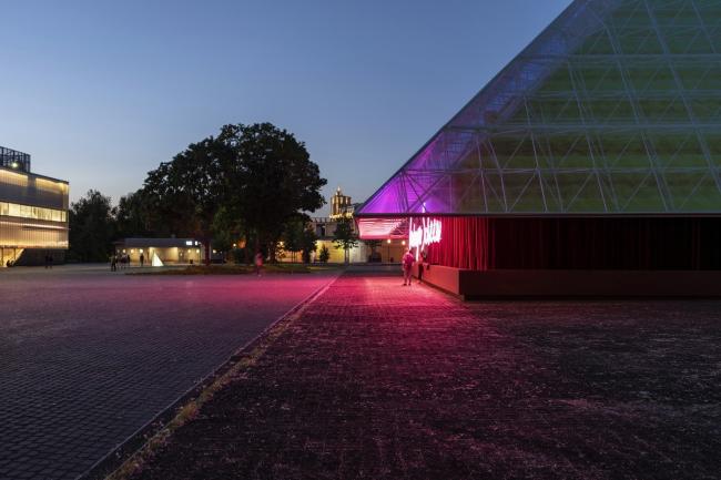 BIM建筑|源于“星球年夜战”和“银翼杀手”的灵感：莫斯科高尔基公园车库影院 / SYNDICATE Architects