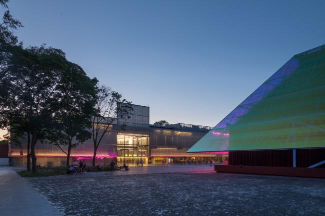 BIM建筑|源于“星球年夜战”和“银翼杀手”的灵感：莫斯科高尔基公园车库影院 / SYNDICATE Architects