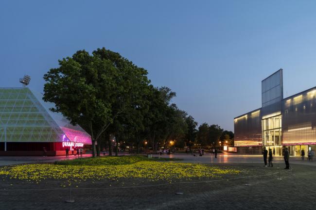 BIM建筑|源于“星球年夜战”和“银翼杀手”的灵感：莫斯科高尔基公园车库影院 / SYNDICATE Architects