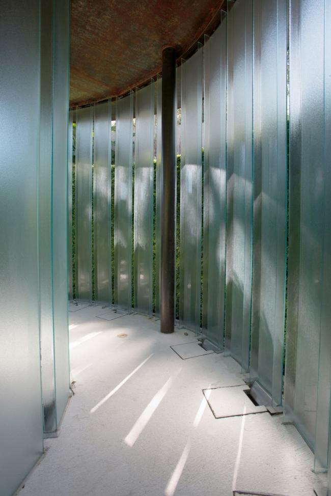 BIM建筑|无宗教的私家星期堂，半地下的冥想空间 / BNKR