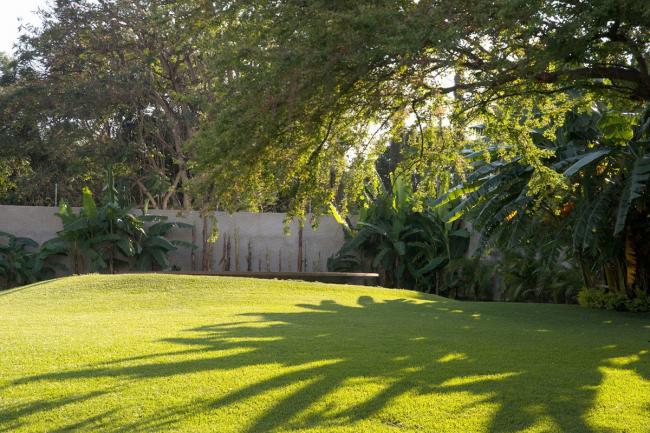 BIM建筑|无宗教的私家星期堂，半地下的冥想空间 / BNKR