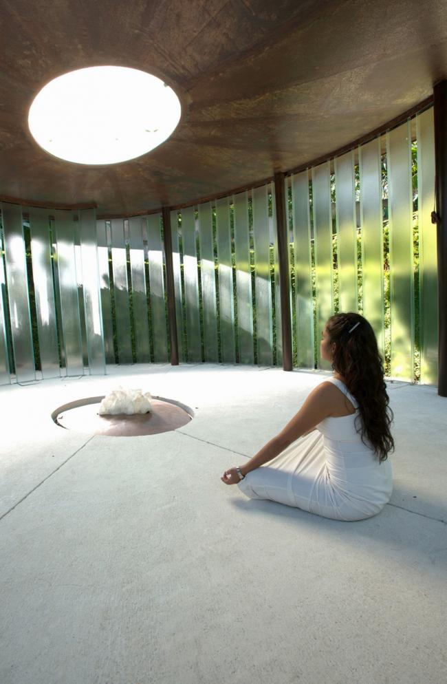 BIM建筑|无宗教的私家星期堂，半地下的冥想空间 / BNKR