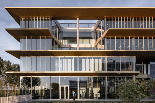 BIM建筑|流利简练的悬挑屋檐与玻璃的联合应用：ASICS荷兰总部年夜楼 / Powerhouse Company