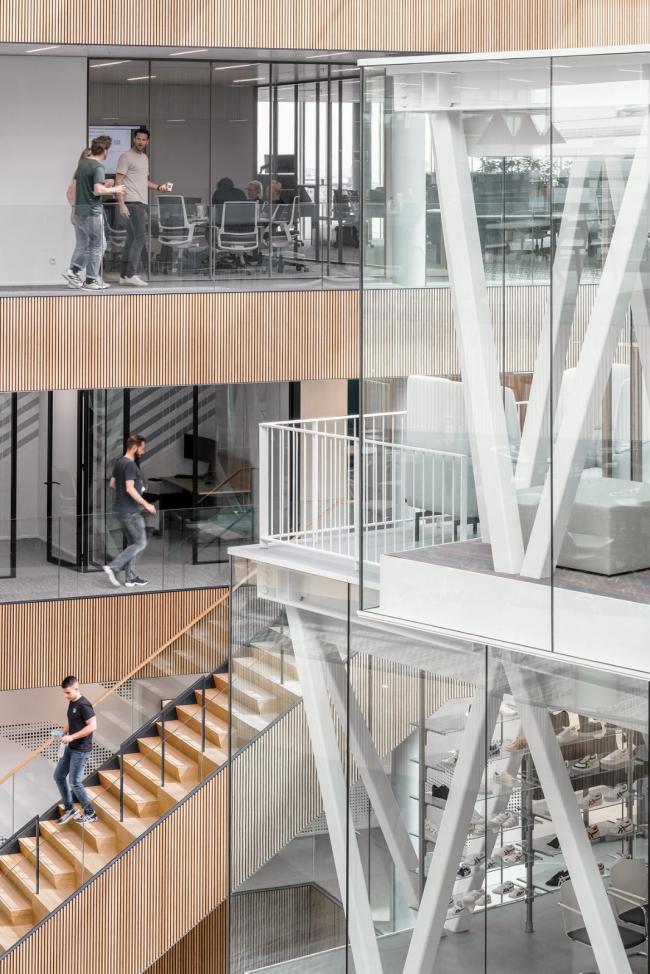 BIM建筑|流利简练的悬挑屋檐与玻璃的联合应用：ASICS荷兰总部年夜楼 / Powerhouse Company