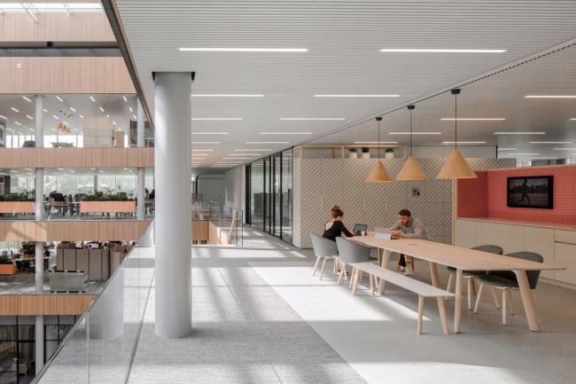 BIM建筑|流利简练的悬挑屋檐与玻璃的联合应用：ASICS荷兰总部年夜楼 / Powerhouse Company