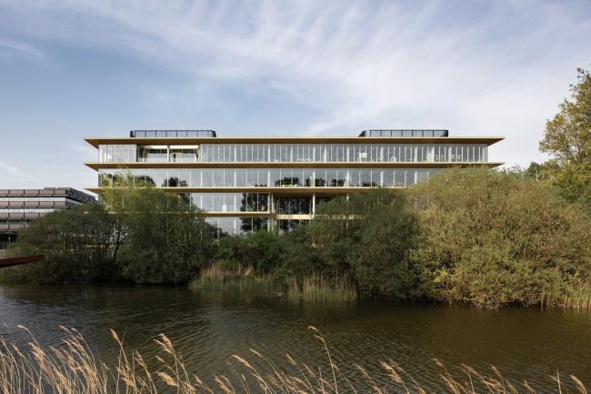 BIM建筑|流利简练的悬挑屋檐与玻璃的联合应用：ASICS荷兰总部年夜楼 / Powerhouse Company