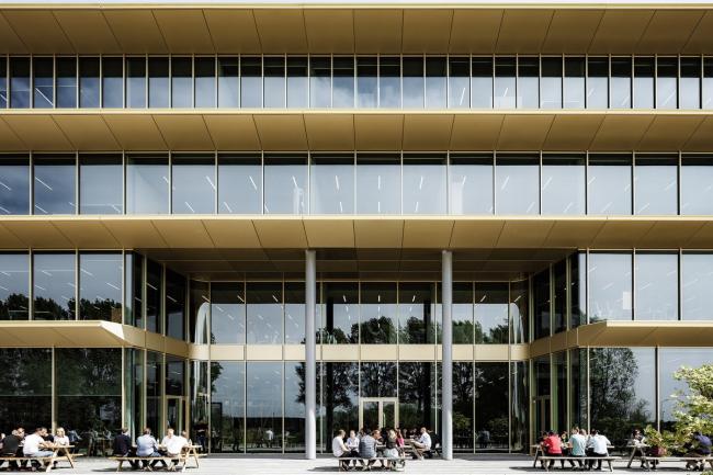 BIM建筑|流利简练的悬挑屋檐与玻璃的联合应用：ASICS荷兰总部年夜楼 / Powerhouse Company