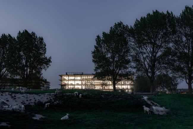 BIM建筑|流利简练的悬挑屋檐与玻璃的联合应用：ASICS荷兰总部年夜楼 / Powerhouse Company