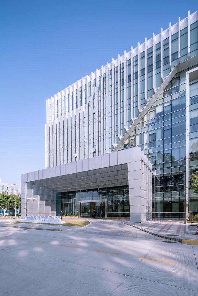 BIM建筑|是曲活动，展示科技感：广州白云国际机场综合信息年夜楼 / 武汉中合元创立筑设计