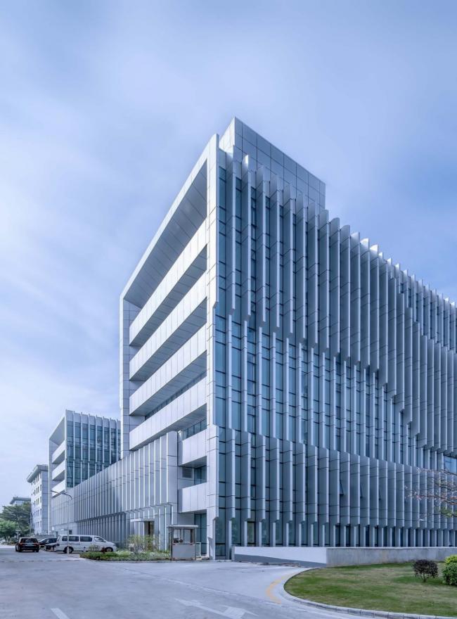 BIM建筑|是曲活动，展示科技感：广州白云国际机场综合信息年夜楼 / 武汉中合元创立筑设计