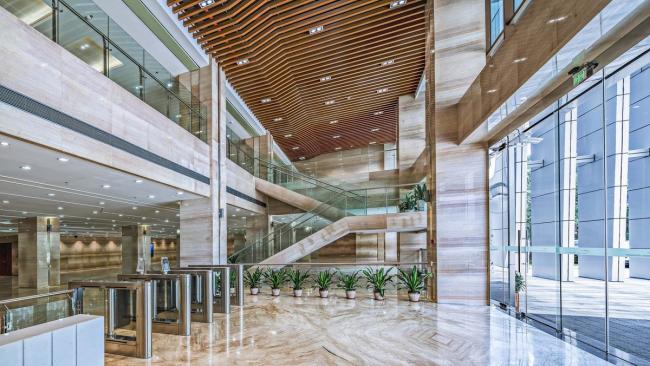 BIM建筑|是曲活动，展示科技感：广州白云国际机场综合信息年夜楼 / 武汉中合元创立筑设计